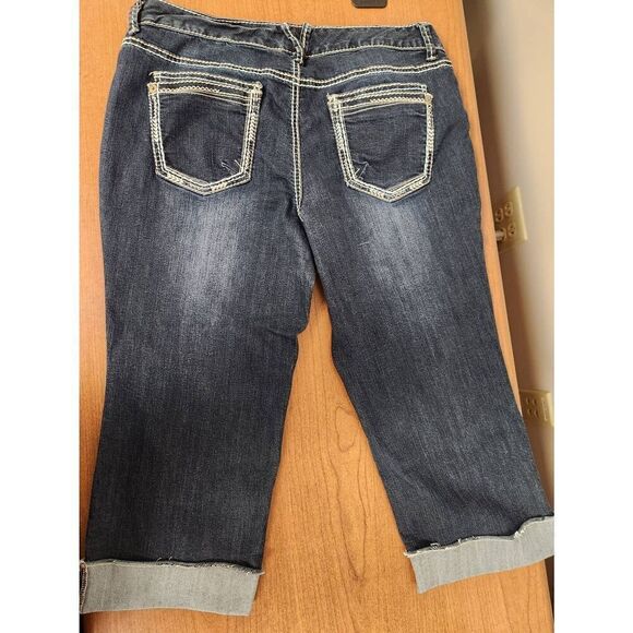 💕Maurices Women's  Denim Capri Jeans Size 13/14 -measures approx 36 Waist, 20 - Picture 4 of 5